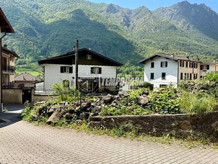 Appartamento con 6 locali in vendita in Cortenova