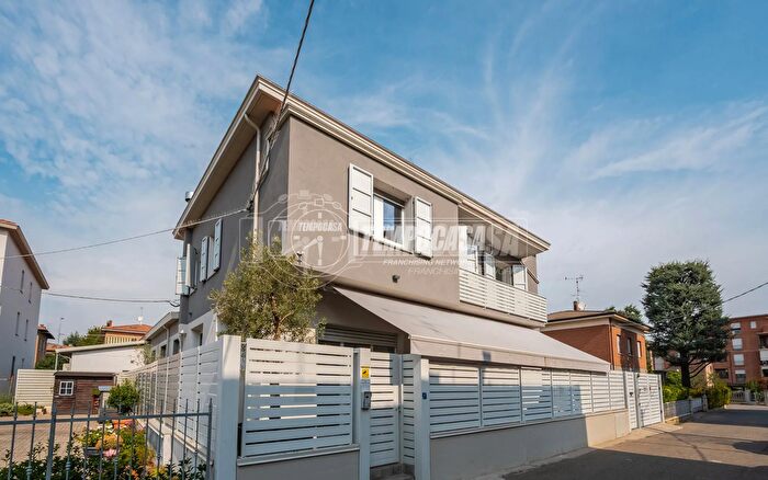 Casa con 7 locali in vendita in Vignola