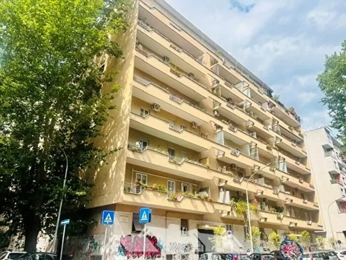 Appartamento trilocale in vendita in Via dei Campi Flegrei, Roma