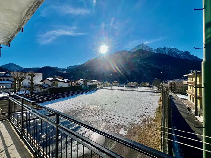 Appartamento trilocale in vendita in Via Valleggio, Introbio