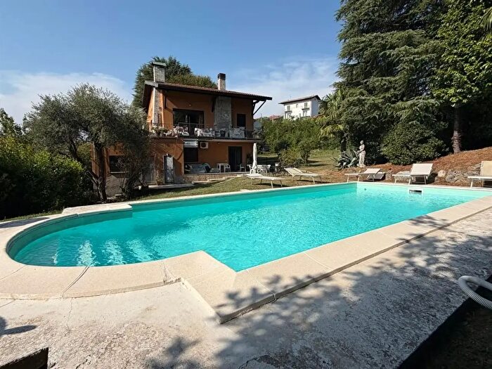 Casa con 5 locali in vendita in Via del Pozzo, Leggiuno
