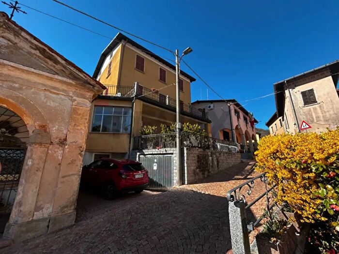 Appartamento con 13 locali in vendita in Via Roma, Cuasso Al Monte