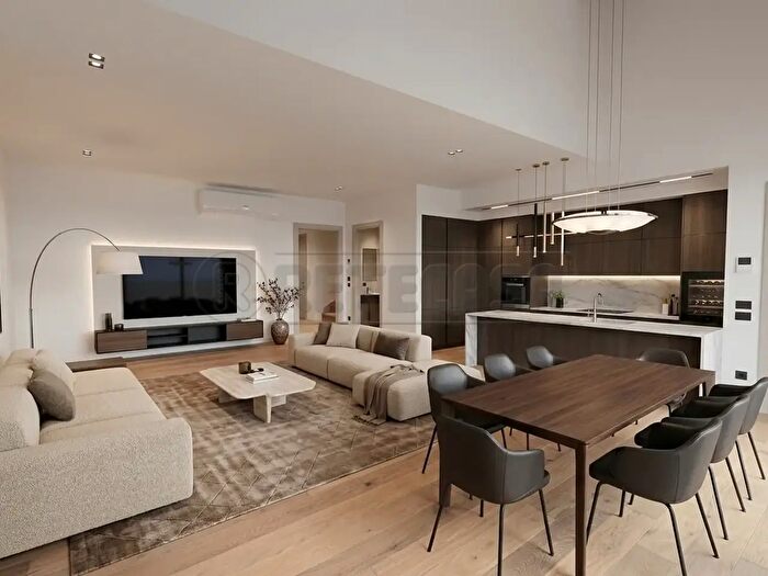 Appartamento con 7 locali in vendita in Via F Magellano, Creazzo