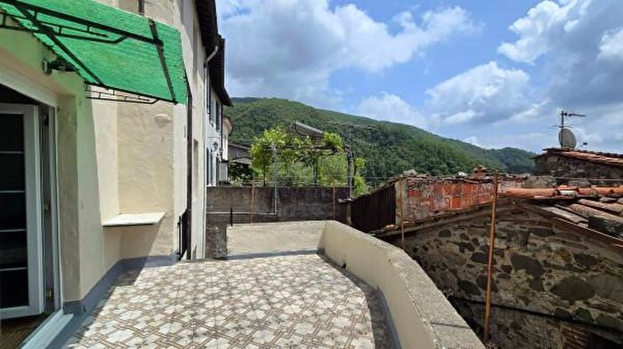 Casa con 6 locali in vendita in Via Guglielmo Marconi, Pescaglia