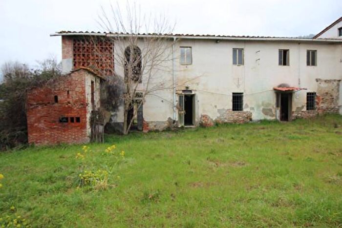 Casa con 6 locali in vendita in Via Villa del Vescovo, Uzzano