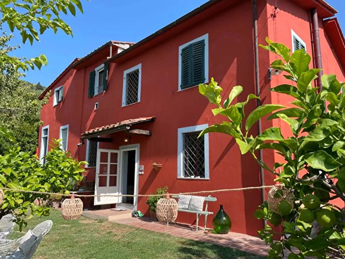 Casa con 9 locali in vendita in Via San Giuseppe, Pescia