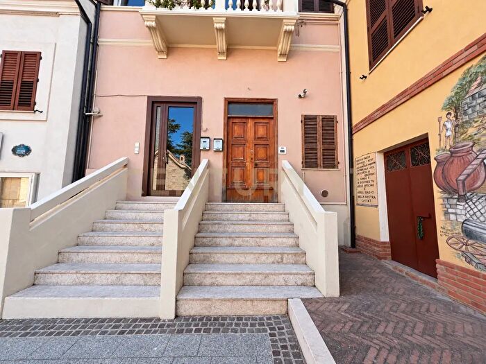 Appartamento con 9 locali in vendita in Piazza San Rocco, Cepagatti