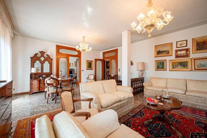 Appartamento con 7 locali in vendita in Piazza Giuseppe Garibaldi Treviso, Treviso