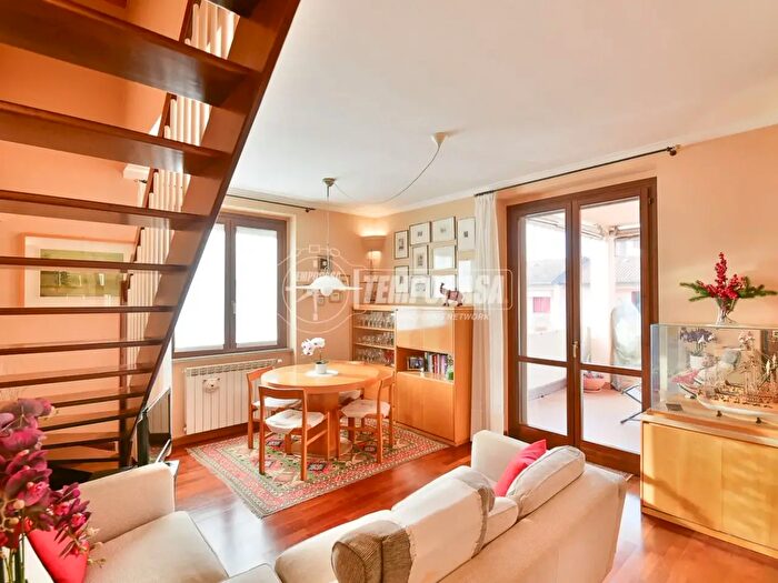 Appartamento trilocale in vendita in Via I Maggio, Senna Comasco