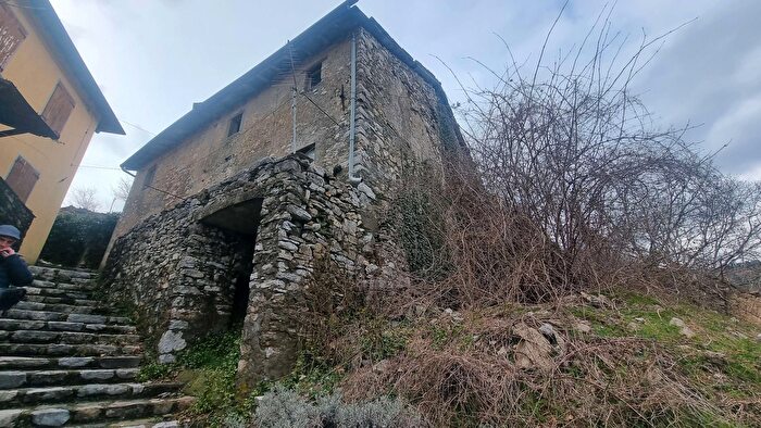 Casa con 8 locali in vendita in Fossetta, Careggine