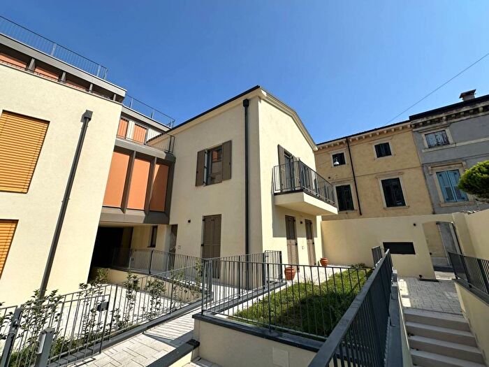 Appartamento quadrilocale in affitto in Via del Bersagliere, San Zeno, Verona