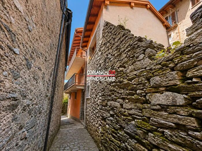 Casa con 7 locali in vendita in Aurano
