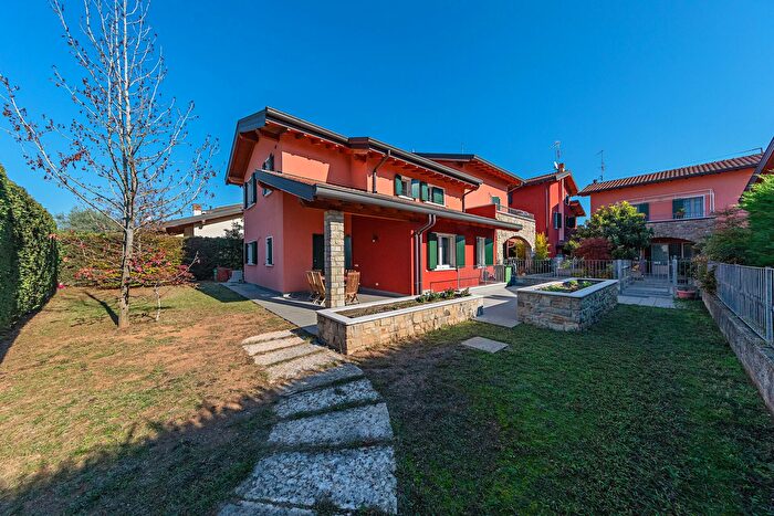 Casa con 9 locali in vendita in Via Luigi Decò a, Valeggio Sul Mincio