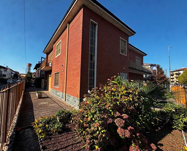 Appartamento quadrilocale in vendita in Via Santa Maria, Binasco