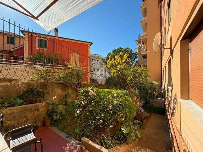 Appartamento trilocale in vendita in Via Croce Rosa, Genova