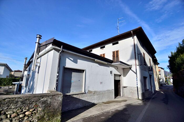 Casa con 10 locali in vendita in Piazza Vittoria, Valbrembo