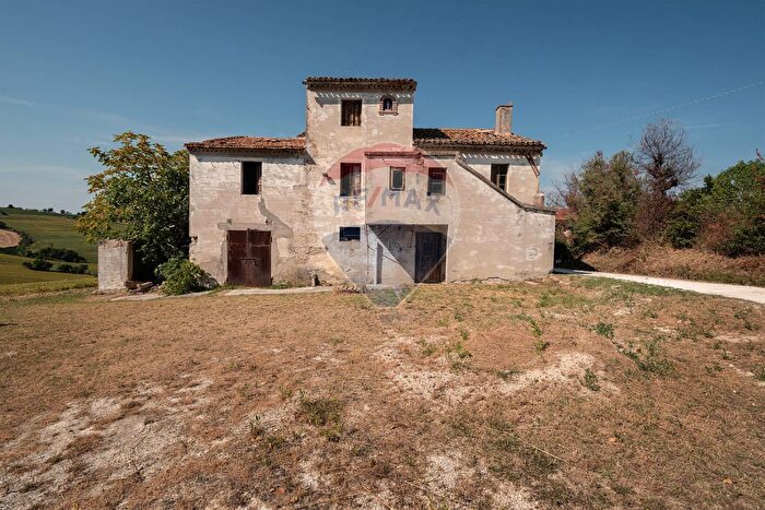 Casa con 6 locali in vendita in San Marcello