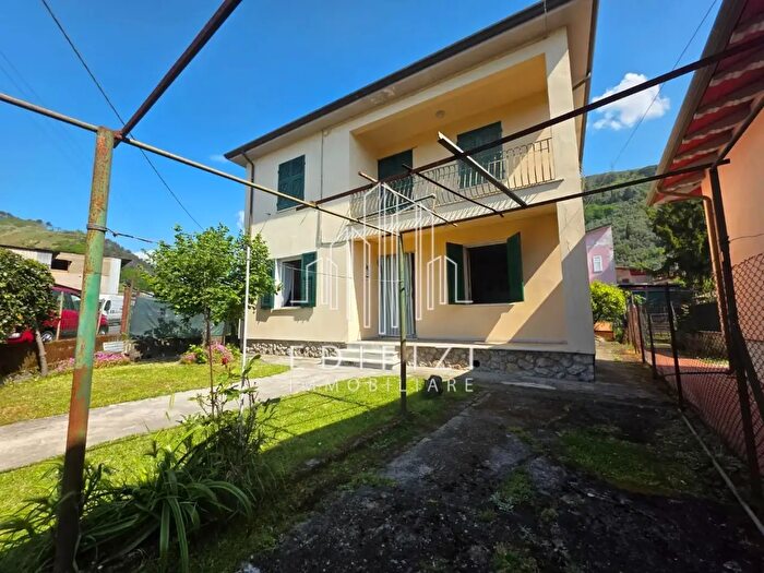 Casa con 5 locali in vendita in Massa