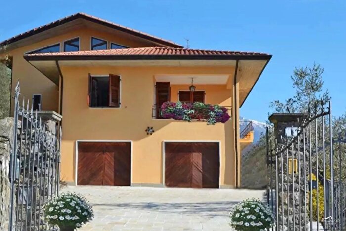 Casa con 10 locali in vendita in Fivizzano