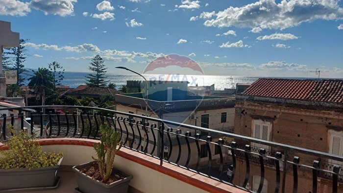 Appartamento trilocale in vendita in Via Francesco Aurelio di Bella, Roccalumera