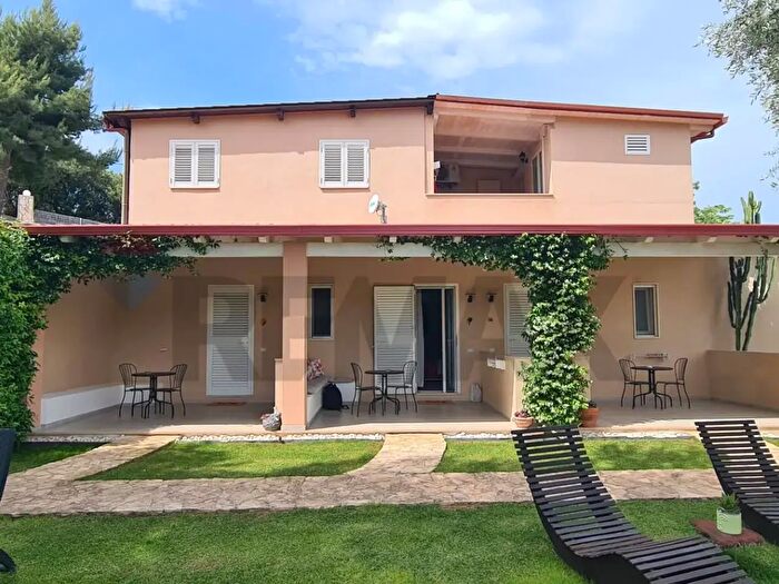 Appartamento con 12 locali in vendita in Località Valle Castellana Snc, Peschici