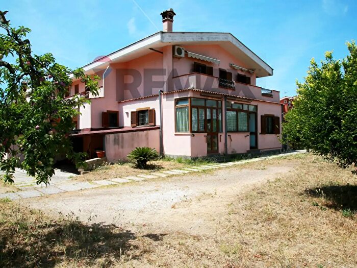 Casa quadrilocale in vendita in Via dei Salici, Anzio