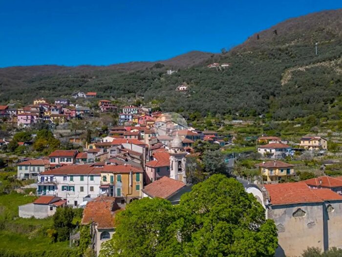 Appartamento quadrilocale in vendita in Via Cristoforo Colombo, Pontedassio