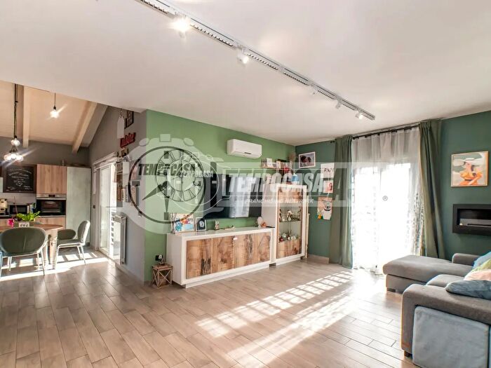 Appartamento trilocale in vendita in Via Roccalumera, Roma