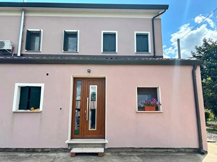 Appartamento con 5 locali in affitto in Via Bragola Snc, Fratta Polesine