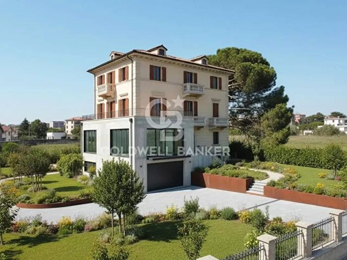 Casa con 10 locali in vendita in Via Bisenzio, Tarquinia