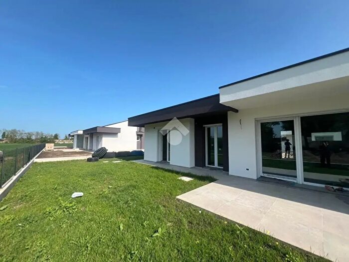 Casa con 5 locali in vendita in Via Martiri Focaccia, Cervia