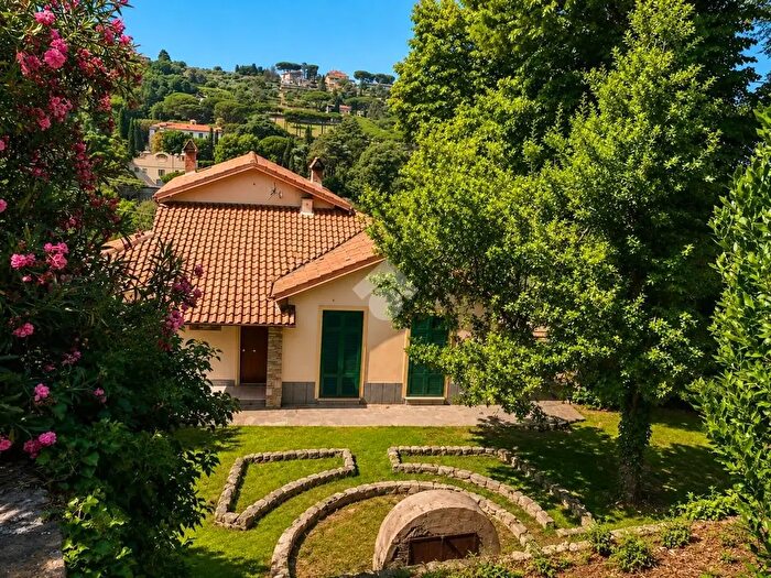 Casa con 9 locali in vendita in Villetta Indipendente Via Cesare Colizza, Marino