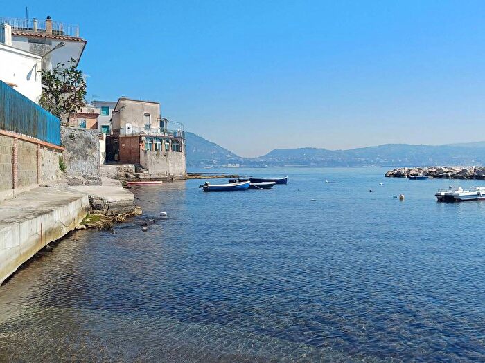 Appartamento trilocale in affitto in Via Ortensio, Centro, Bacoli