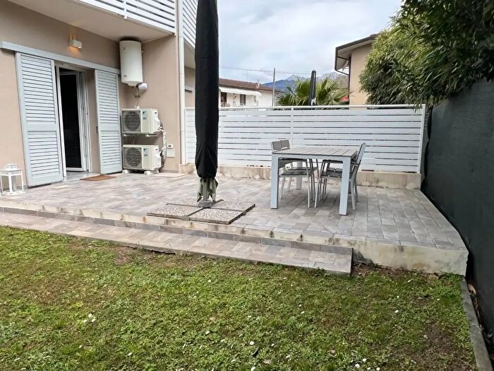 Appartamento con 6 locali in vendita in Montignoso