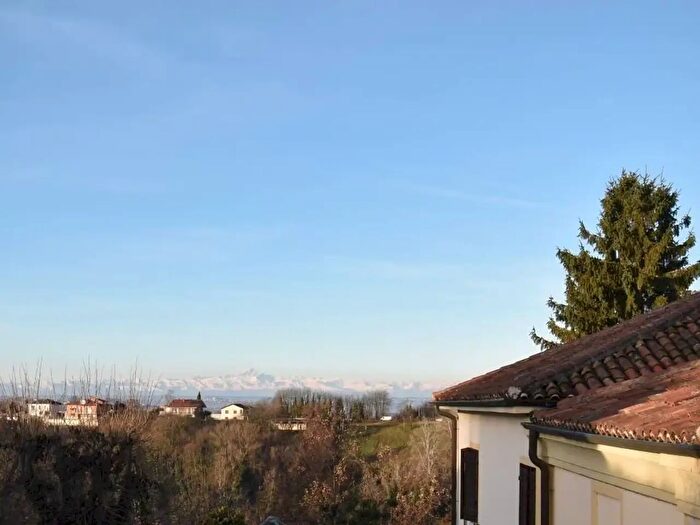 Casa con 8 locali in vendita in Via Principe Amedeo, Montaldo Scarampi