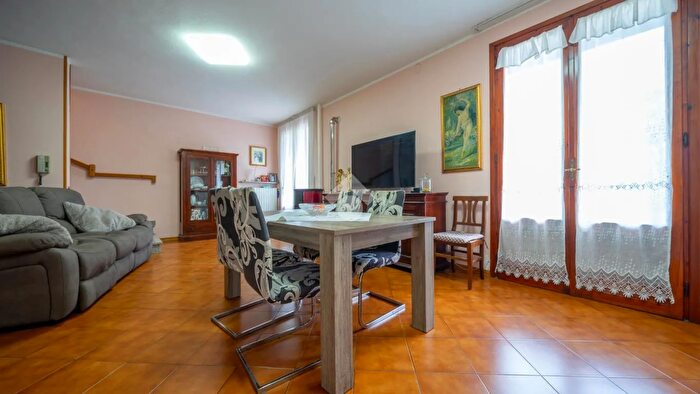 Casa con 9 locali in vendita in Via Grazia Deledda, Reggio Emilia