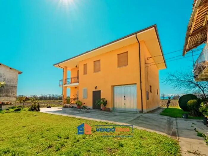 Casa con 6 locali in vendita in Via La Prata, Villafalletto
