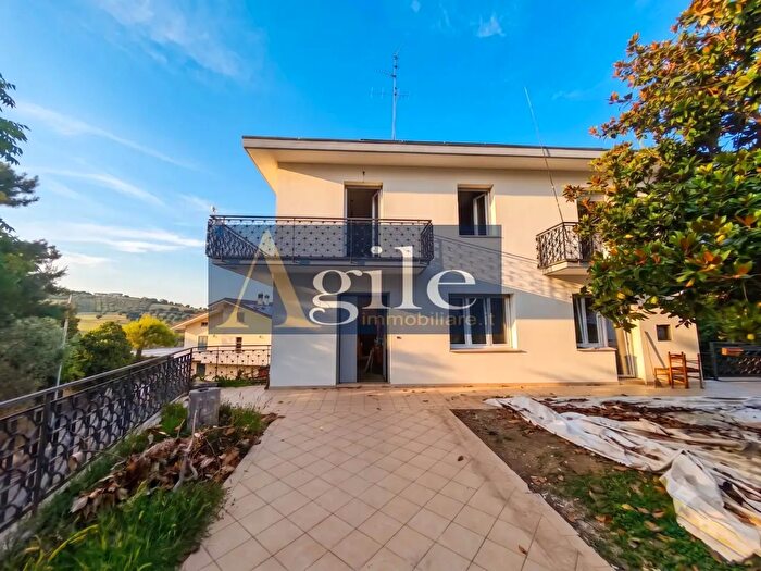 Casa con 9 locali in vendita in Via Rote, Nereto