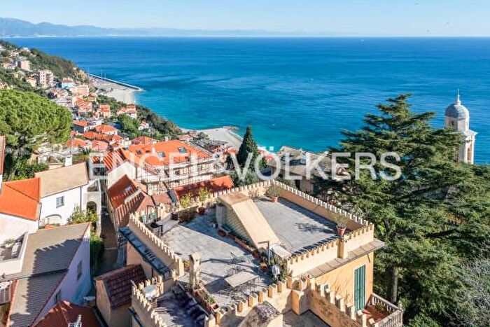 Appartamento con 5 locali in vendita in Piazza Settemb, Bergeggi