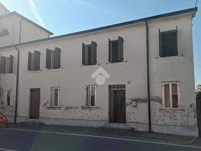 Casa con 8 locali in vendita in Via di Mezzo, Zevio