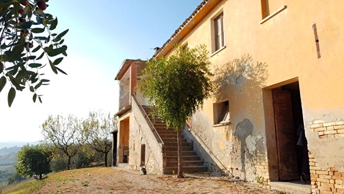 Casa con 6 locali in vendita in Contrada Pagliare, Monsampolo Del Tronto