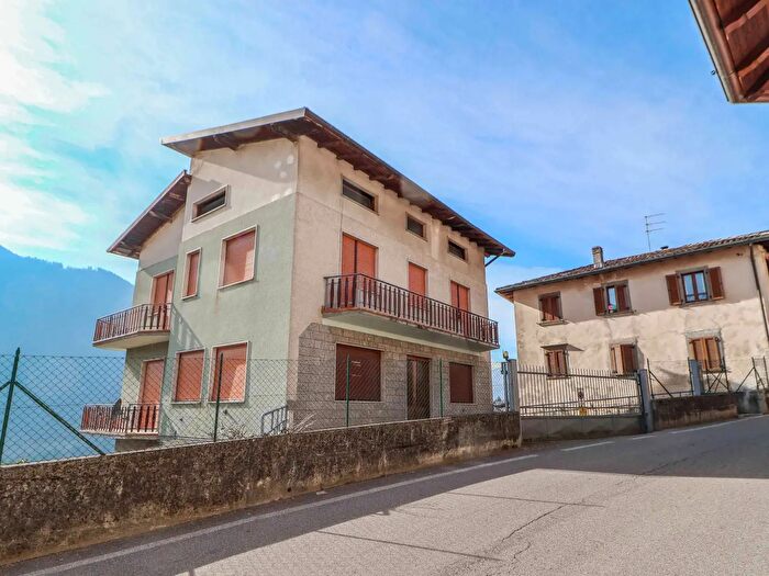 Casa con 10 locali in vendita in Via Locatelli, Cerete