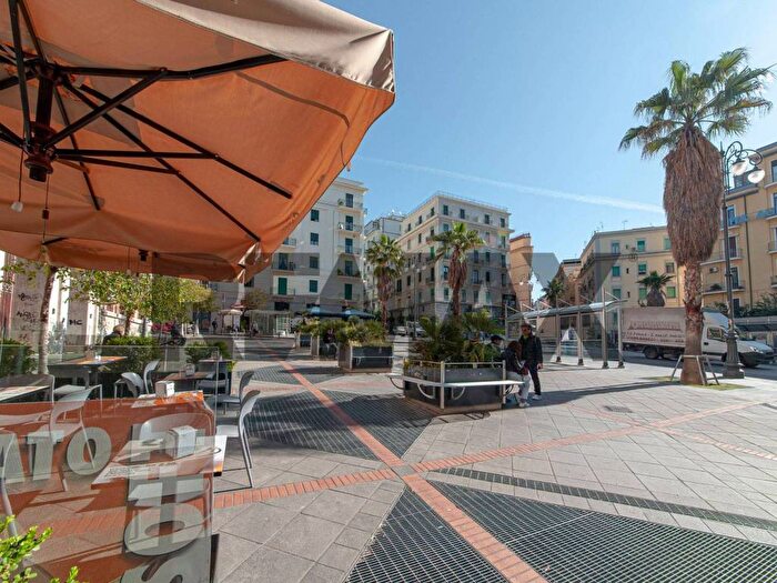 Appartamento con 5 locali in affitto in Corso Vittorio Emanuele, Centro, Salerno