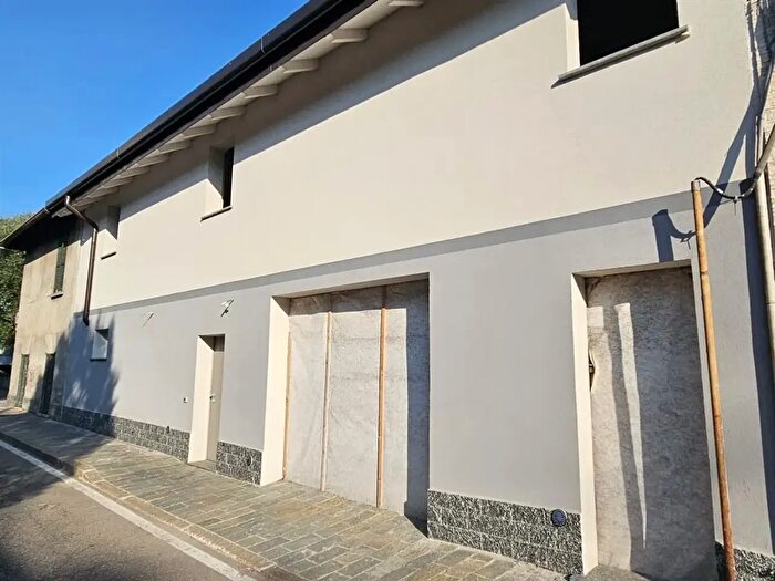 Appartamento trilocale in vendita in Via Grandi, Cabiate