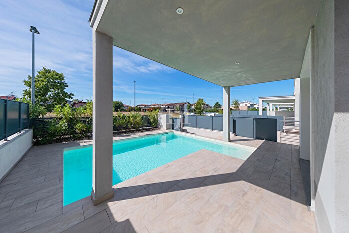 Casa quadrilocale in vendita in Via Caboto, Sirmione