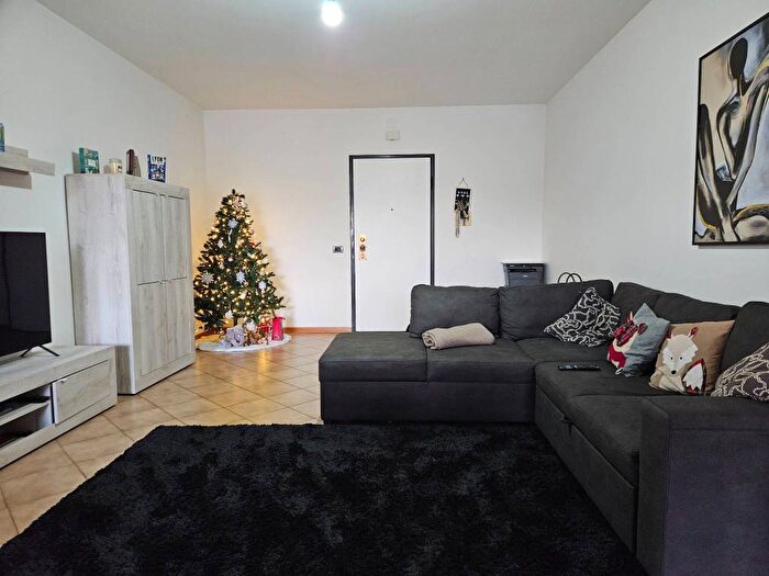 Appartamento trilocale in affitto in Viale Antonio Ciamarra, Cinecittà, Roma