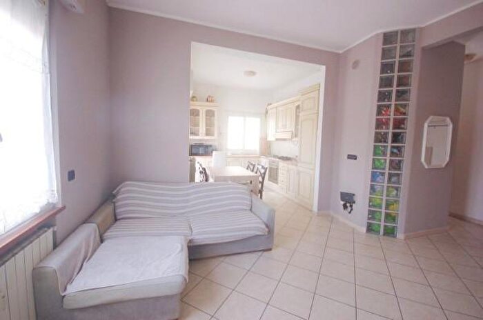 Appartamento trilocale in vendita in Piazza Indipendenza, Borghetto Santo Spirito