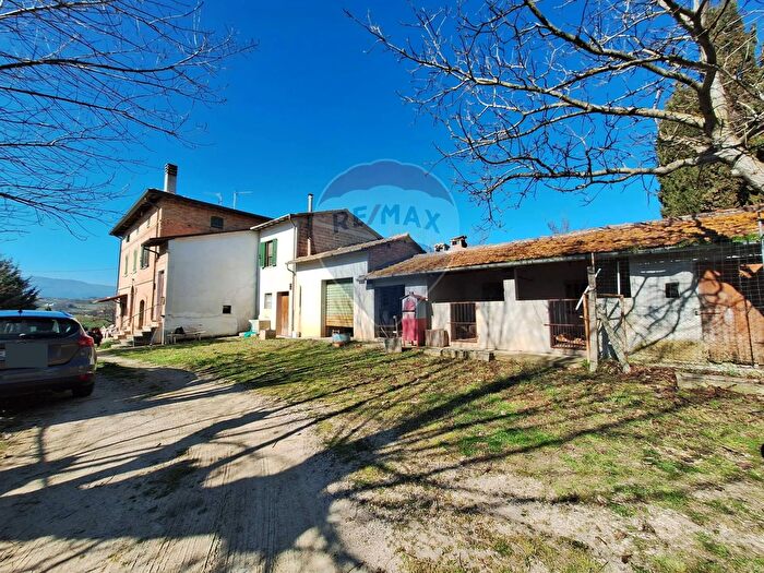 Casa con 6 locali in vendita in Loc Macchie, Montefalco