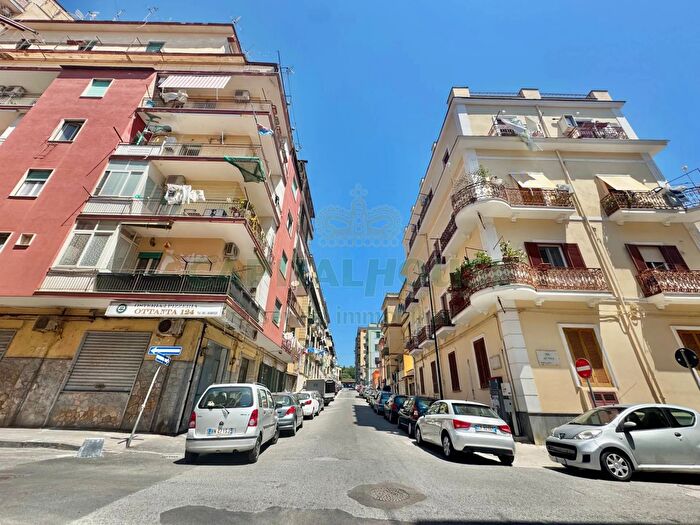 Appartamento trilocale in vendita in Via Ascanio, Napoli