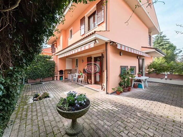 Casa con 6 locali in vendita in Cesena